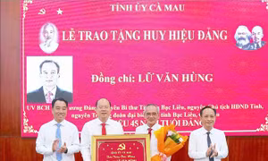 Cà Mau: Hơn 3.000 đảng viên nhận Huy hiệu Đảng dịp Quốc khánh 2/9