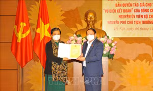 Chứng nhận bản quyền tác phẩm 'Vũ điệu kết đoàn' của đồng chí Tòng Thị Phóng