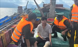 Kịp thời ứng cứu 8 thuyền viên gặp nạn trên vùng biển Côn Đảo