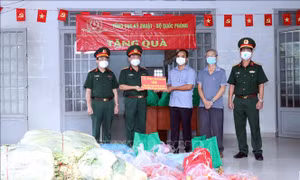 Quân đội tặng sản phẩm tăng gia cho đồng bào vùng dịch
