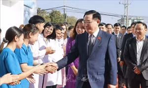 Chủ tịch Quốc hội Vương Đình Huệ thăm Bệnh viện Quốc tế La Vie tại Lào