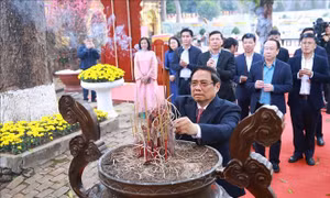 Thủ tướng Phạm Minh Chính dâng hương tại Hoàng thành Thăng Long