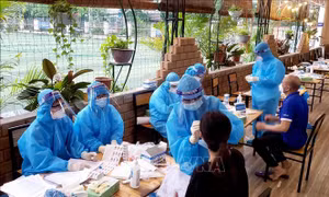 Lấy mẫu xét nghiệm COVID-19 cho người dân khu đô thị Đồng Sơn (Vĩnh Phúc)