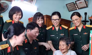 Đoàn đại biểu Phụ nữ Quân đội tri ân các Mẹ Việt Nam Anh hùng