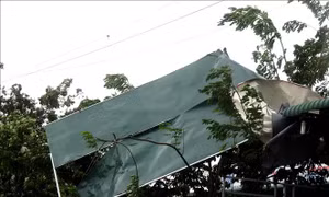 Hơn 300 ngôi nhà ở Quảng Ngãi bị tốc mái