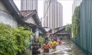 Nước dâng cao tới 4m do lũ lụt, ít nhất 4 người Indonesia thiệt mạng