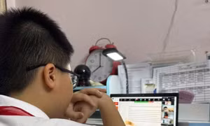 Mưa lớn, các trường học Hà Nội thông báo khẩn cho học sinh học trực tuyến