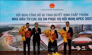 Công bố và trao Quyết định chấp thuận nhà đầu tư dự án phục vụ Hội nghị APEC 2027