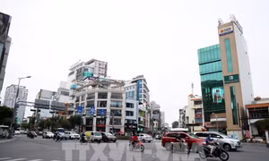 Chấn chỉnh tình trạng trụ bảng quảng cáo chắn lối người đi bộ