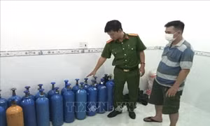 Triệt xóa cơ sở mua bán trái phép khí cười, thuốc lá điện tử
