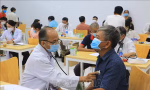 Khám, phát thuốc miễn phí cho gần 2.500 người ở Vĩnh Long