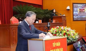 Tổng Bí thư Tô Lâm và các đại biểu ủng hộ đồng bào bão lũ
