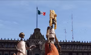 Những 'linh hồn' rảo bước trên quảng trường lịch sử thủ đô Mexico