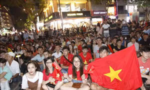 Cổ động viên mong chờ Olympic Việt Nam đoạt Huy chương Đồng 