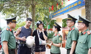 Hỗ trợ du khách quốc tế thực hiện đúng các quy định của pháp luật Việt Nam
