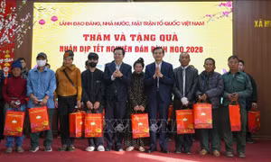 Chúc Tết và tặng quà người dân có hoàn cảnh khó khăn ở xã biên giới tỉnh Điện Biên