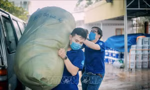 Chủ tịch nước yêu cầu khen thưởng những tấm gương chống dịch 