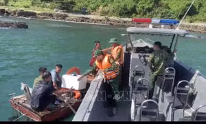 Cứu thành công, đưa vào bờ an toàn ba ngư dân bị đắm tàu ở vùng biển Cô Tô, Quảng Ninh