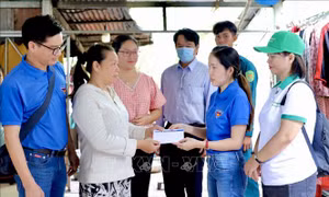 Đoàn viên TTXVN và 'Xuân chia sẻ' với người dân khó khăn ở Bình Khánh, Cần Giờ