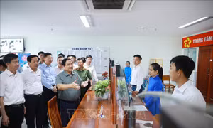 Thủ tướng Phạm Minh Chính kiểm tra trung tâm phục vụ hành chính công ở Cần Thơ