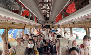 Chuyến xe nghĩa tình đưa công nhân về quê đón Tết