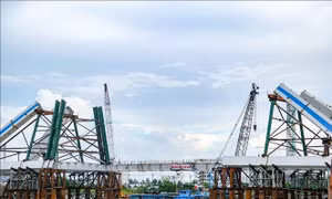 Hợp long cầu Trần Hoàng Na bắc qua sông Cần Thơ