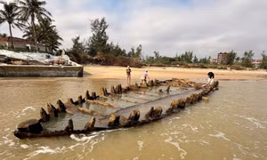 Tàu cổ dạt vào bờ biển Hội An (Đà Nẵng) sau bão số 13