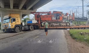 Xe ben lún bánh do sa lầy gây ùn tắc giao thông tại Quốc lộ 61