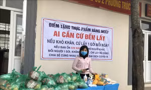 Nối dài những vòng tay ấm đẩy lùi dịch bệnh