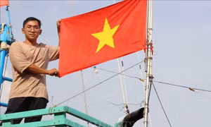 Trao cờ Tổ quốc cho ngư dân Sóc Trăng