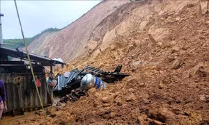 Vĩnh Phúc: Sập nhà do sạt lở đất làm 4 người thương vong