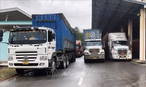 Xếp hàng dài đợi làm thủ tục xuất cảnh tại Cửa khẩu Quốc tế La Lay