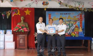 Đoàn công tác Lữ đoàn 146 thăm và chúc Tết cán bộ, chiến sĩ đảo Nam Yết