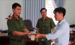 Nhặt được tài sản khi đang giúp dân phòng chống lũ lụt, cán bộ công an tìm trả lại người đánh mất