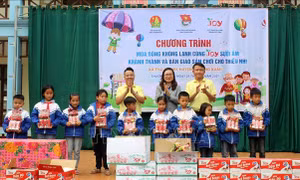 Tặng quà, khánh thành công trình vui chơi cho thiếu nhi vùng cao Thanh Hóa