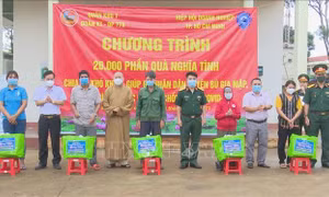 Tặng quà nghĩa tình cho người dân bị ảnh hưởng dịch COVID-19