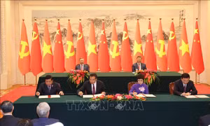 Tổng Bí thư, Chủ tịch nước Việt Nam và Trung Quốc chứng kiến Lễ ký các văn kiện hợp tác giữa hai nước