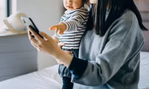 Tiếp xúc với màn hình điện tử ngay từ 1 tuổi ảnh hưởng xấu tới sự phát triển của trẻ