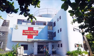 Trung tâm Y tế thị trấn Trường Sa cấp cứu ngư dân bị tai nạn lao động