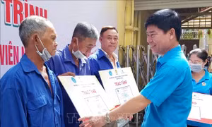 TP Hồ Chí Minh: Tặng 500 thẻ bảo hiểm y tế cho người lao động nghèo