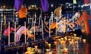 Thả hàng ngàn đèn hoa đăng trên sông Nhật Lệ để tri ân các anh hùng, liệt sĩ