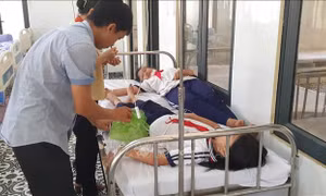 Bình Phước: Ăn kẹo ngoài cổng trường, 9 học sinh lớp 4 nghi bị ngộ độc