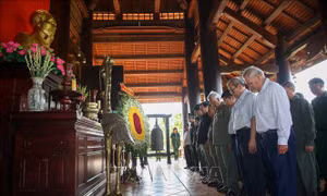 Dâng hương tưởng niệm 99 liệt sĩ thanh niên xung phong