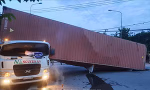 Container bị lật khiến lái xe tử vong trong cabin