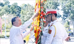 Tổng Bí thư Tô Lâm dâng hương tại Nghĩa trang Liệt sĩ Trà Võ