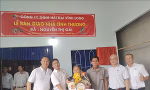 Đoàn Thanh niên TTXVN bàn giao nhà tình thương cho người nghèo tỉnh Bến Tre