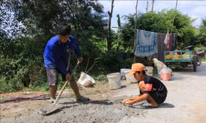 Người phụ hồ 6 năm cần mẫn 'vá' đường để mọi người lưu thông an toàn
