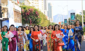 Diễu hành áo dài ở Nha Trang