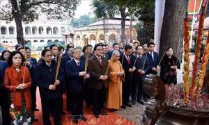 Thường trực Ban Bí thư Trần Quốc Vượng dâng hương tại Hoàng Thành Thăng Long