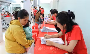 Quan tâm chăm sóc sức khỏe trẻ em và người dân vùng khó khăn